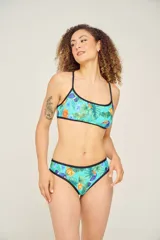 Bombacha vedetina estampada con flores de colores, con cintura y contorno de pierna con elástico negro.