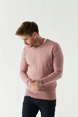 Sweater negro de manga larga con escote en V y logo bordado.