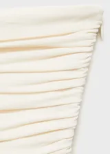 Vestido corto de fiesta, palabra de honor, con cuerpo drapeado color crema y falda globo negra.