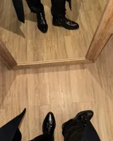 Botines negros de cuero vacuno con correas y hebillas metálicas.