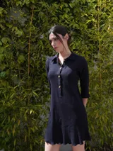 Vestido camisero verde seco de corte holgado, con cuello camisero, mangas 3/4 y cierre frontal con botones.