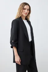 Blazer color crudo de corte recto, con cuello solapa, mangas 3/4 con botón y bolsillos frontales.