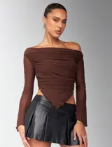 Top marrón con escote off-shoulder, mangas largas transparentes y corte asimétrico.