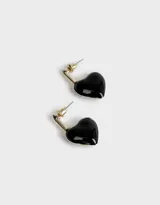 Aros argolla dorados con dije de corazón esmaltado color borgoña y cierre de tope a presión.