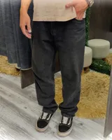 Jean negro con corte holgado, diseño clásico y toque moderno.