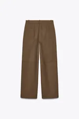 Pantalón marrón de corte recto, tiro medio, con bolsillos delanteros y traseros.