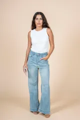 Jean celeste de tiro alto, corte recto y silueta amplia.