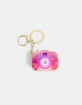 Llavero con forma de cámara vintage color rosa con detalles de un oso y fresas.