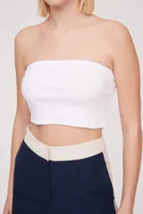 Top strapless blanco ajustado al cuerpo.
