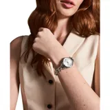 Reloj Fossil para mujer, modelo Carlie, con caja redonda plateada de 28mm de diámetro, esfera plateada con números romanos y agujas plateadas. El brazalete es de acero inoxidable plateado con eslabones tipo cadena.