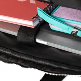Maletín negro rectangular de poliéster con doble cierre superior, tres bolsillos externos con cierre, un bolsillo interno con cierre y dos bolsillos internos abiertos. Tiene correa regulable y asas fijas.