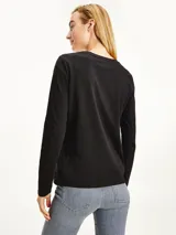 Remera negra de manga larga Tommy Hilfiger, confeccionada en algodón orgánico, con cuello redondo y logo estampado en el pecho.