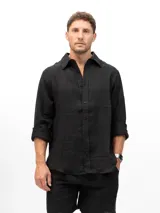 Camisa negra de lino con mangas largas, corte clásico y cierre con botones.