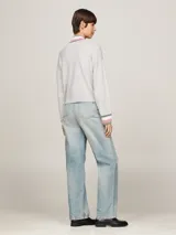 Sweater gris claro de lana y cachemira, con cuello perkins a rayas horizontales en azul marino, rojo y blanco.