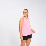 Musculosa sin mangas color rosa, ideal para entrenamiento o actividades deportivas.
