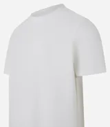 Remera de manga corta color blanco tiza con cuello redondo y textura en forma de espiga.