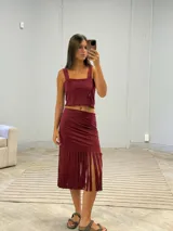 Top corto color borgoña con breteles anchos y detalle de sol dorado en el centro.