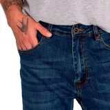 Pantalón de jean color verde militar, de corte slim, con cinco bolsillos y logo CAT en la parte trasera.