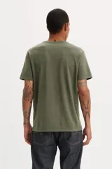 Remera verde oliva de corte clásico con logo de Levi's en el pecho.