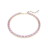 Collar tennis con cristales morados en talla octogonal y engarce bañado en tono oro.