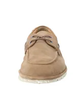 Mocasín beige de cuero con cordones y suela blanca.