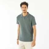 Chomba verde de punto gofrado con cuello polo y tapeta con botones.