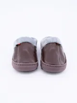 Pantuflas cerradas color gris con interior de piel sintética y detalle de costuras blancas.