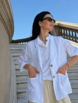 Blazer marrón de lino con mangas 3/4 y solapas clásicas.