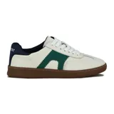 Championes de cuero color blanco con detalles en verde y suela marrón.