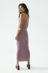 Pollera midi entallada de punto suave color lila con detalle fruncido en la parte delantera.