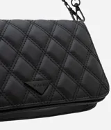 Cartera bandolera pequeña de poliuretano color negro con textura capitoneada, correa de cadena desmontable y detalle de triángulo metálico.