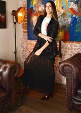 Blazer negro con lentejuelas, corte clásico y solapas.