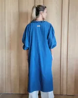 Kimono largo de denim negro con volados en el frente y mangas 3/4 abullonadas.