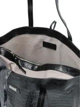 Cartera shopper grande de cuero marrón con textura tipo cocodrilo, doble asa de hombro y cierre superior con lazo.