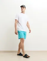 Short de baño azul con cintura elástica y cordón ajustable.