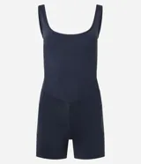 Enterito deportivo corto de microfibra color azul marino, con escote redondo en el frente y escote profundo en la espalda. Presenta un corte en V en la cintura y bolsillos laterales funcionales.