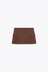 Falda pantalón marrón con bolsillos cargo laterales y cierre lateral oculto.