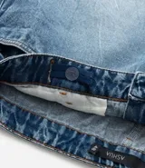 Pollera corta de jean de lavado diferenciado, con trabillas en la cintura, cierre delantero y bajo con corte a hilo.