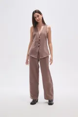 Chaleco sin mangas de viscosa color marrón topo, con escote en V profundo y cierre frontal de botones oscuros.