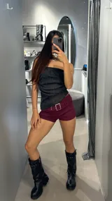 Short tiro bajo color borgoña con cinturón con hebilla metálica.