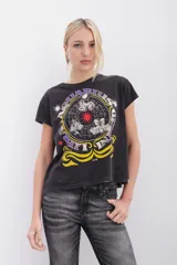Remera negra de algodón con estampa esotérica en el frente con detalles en foil y tinta a contratono.