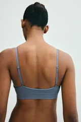 Soutien de punto acanalado color celeste, con breteles finos ajustables y copas triangulares con relleno extraíble. Sin cierre ni aros.