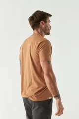 Remera de hombre azul marino con estampado de un pulpo y texto en color celeste.