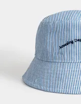 Piluso de denim a rayas azules y blancas con bordado negro con la frase "Amazing days never over".