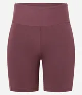 Bermuda deportiva femenina de microfibra color ciruela, corte ajustado y largo tipo ciclista, con bolsillos laterales. Confeccionada con poliamida y elastano.