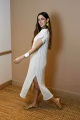 Vestido largo color beige, de tejido calado, escote en V, manga corta y corte holgado.