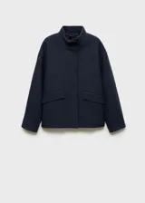 Chaqueta color crema de mezcla de lana con cuello alto y cierre de botones oculto.