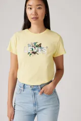 Remera amarilla de algodón con cuello redondo y estampado floral con mariposa y el logo de Levi's.