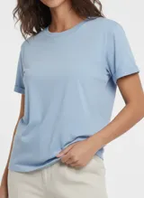 Camiseta de manga corta color azul claro (cerúleo) con cuello redondo y calce regular.