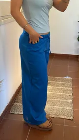 Pantalón azul de lino con pretina elastizada.